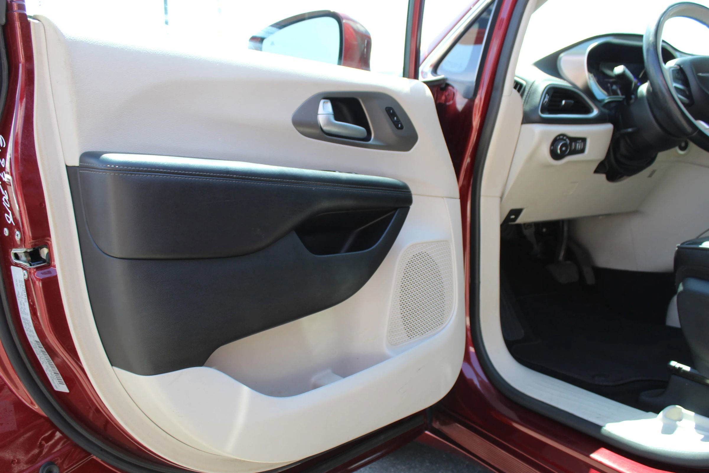 Used 2018 Chrysler Pacifica Limited FWD image 24