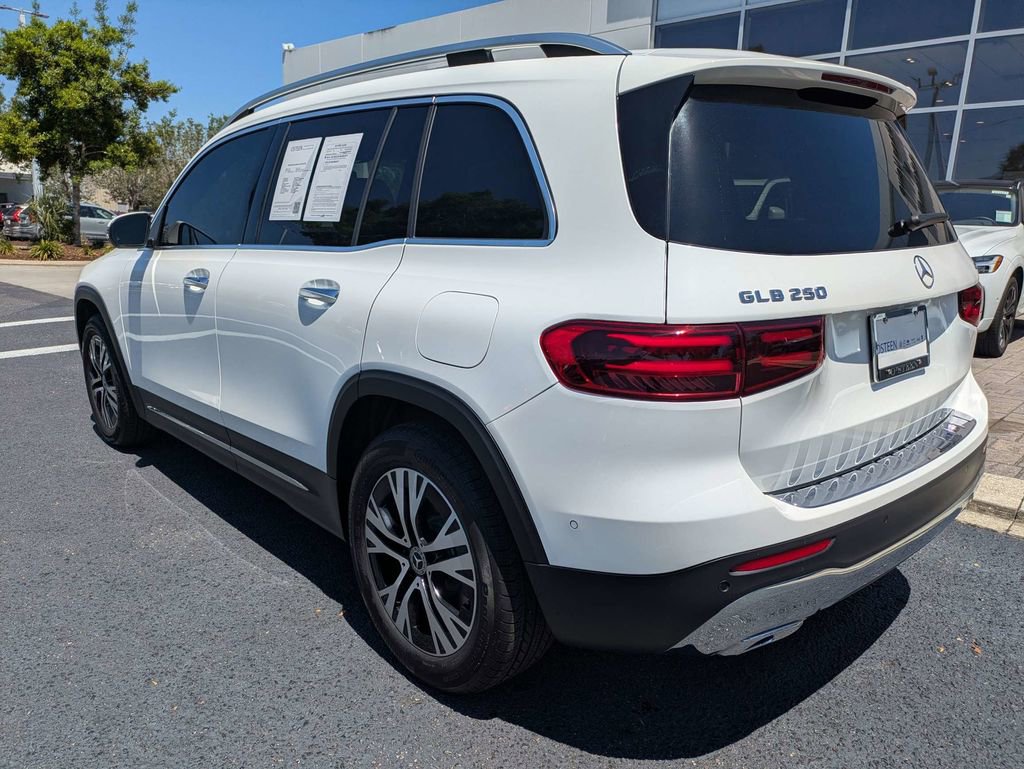Used 2025 Mercedes-Benz GLB 250 4MATIC image 4