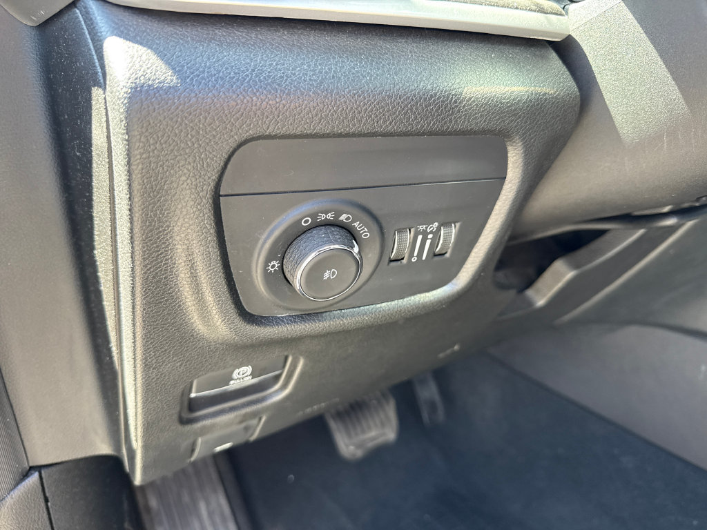 Used 2023 Jeep Grand Cherokee Limited w/ Black Appearance Package AWD/4WD image 16