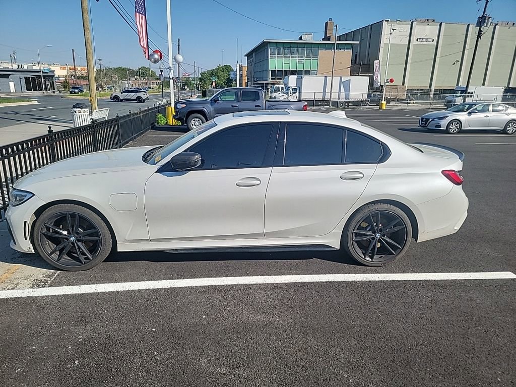 Used 2021 BMW 330e w/ M Sport Package image 5