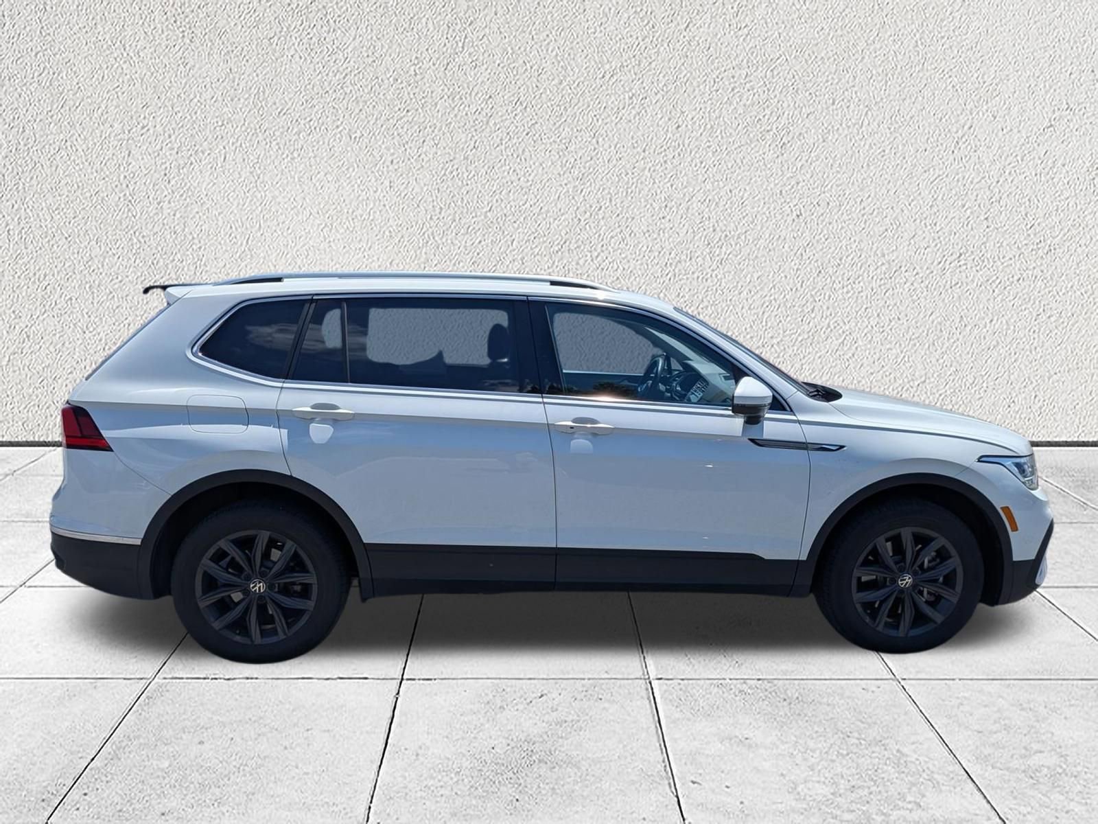 Used 2024 Volkswagen Tiguan SE w/ Panoramic Sunroof Package FWD image 2