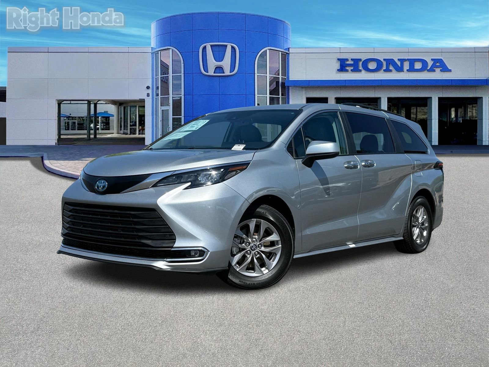 Used 2024 Toyota Sienna XLE FWD image 2