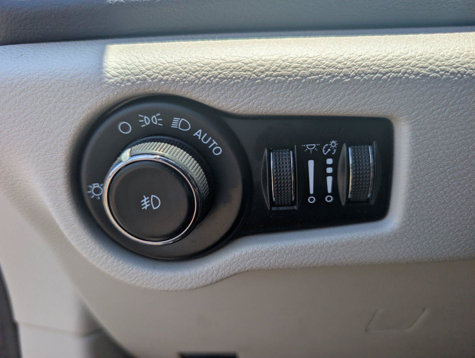 Used 2023 Chrysler Pacifica Touring-L FWD image 28