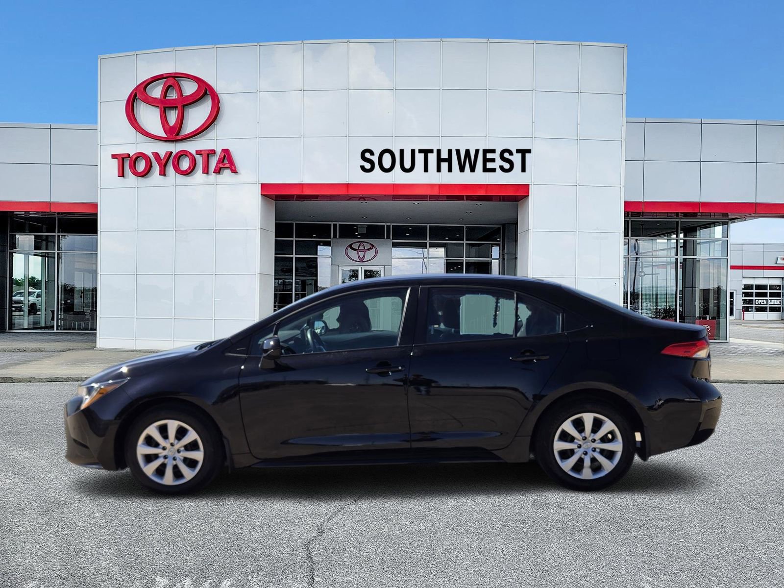 Used 2025 Toyota Corolla LE image 3