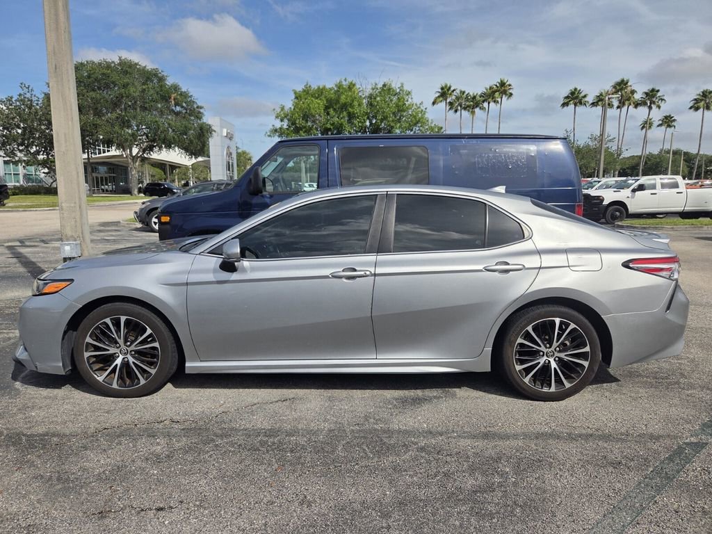 Used 2020 Toyota Camry SE w/ Convenience Package FWD image 4