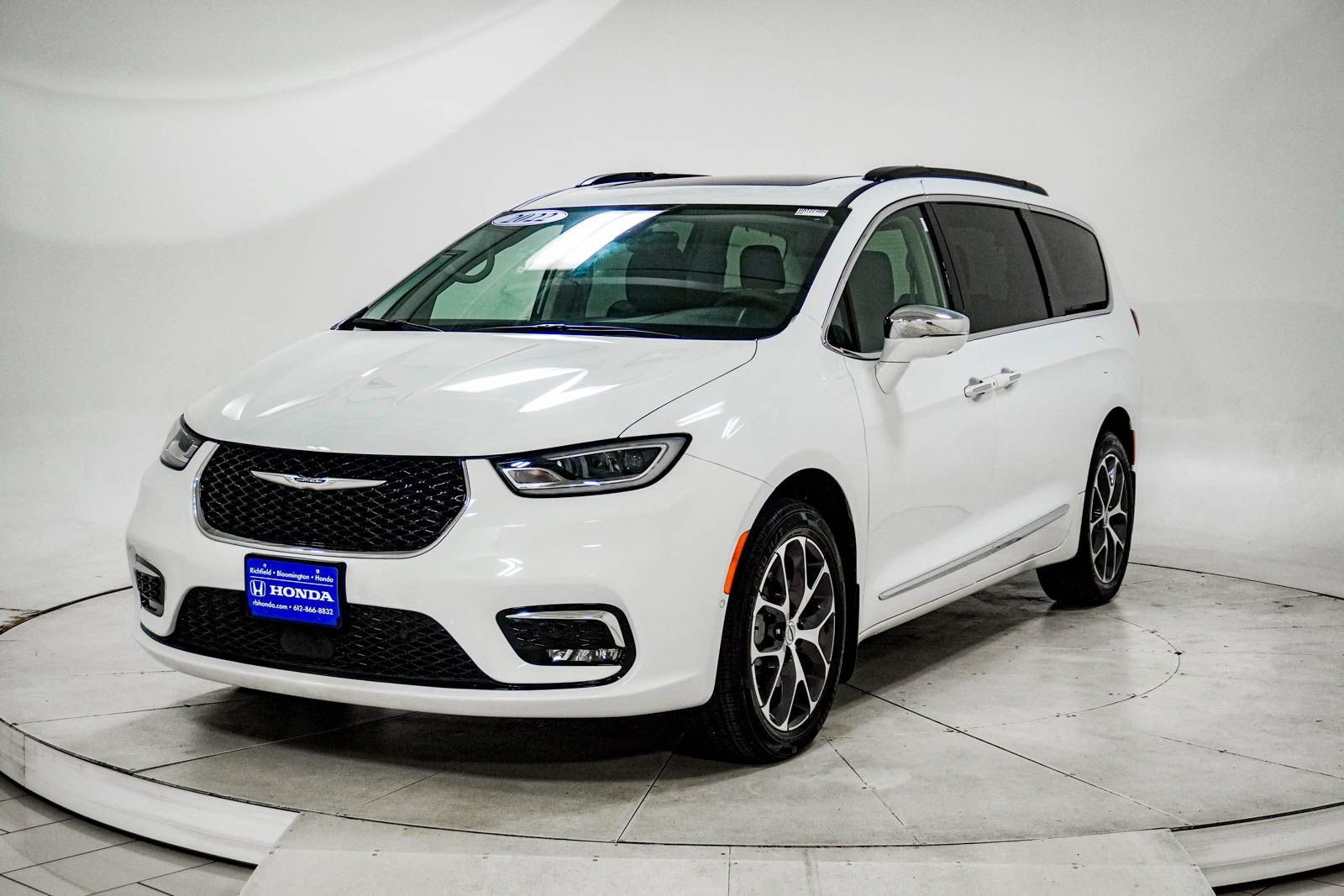 Used 2022 Chrysler Pacifica Limited image 2