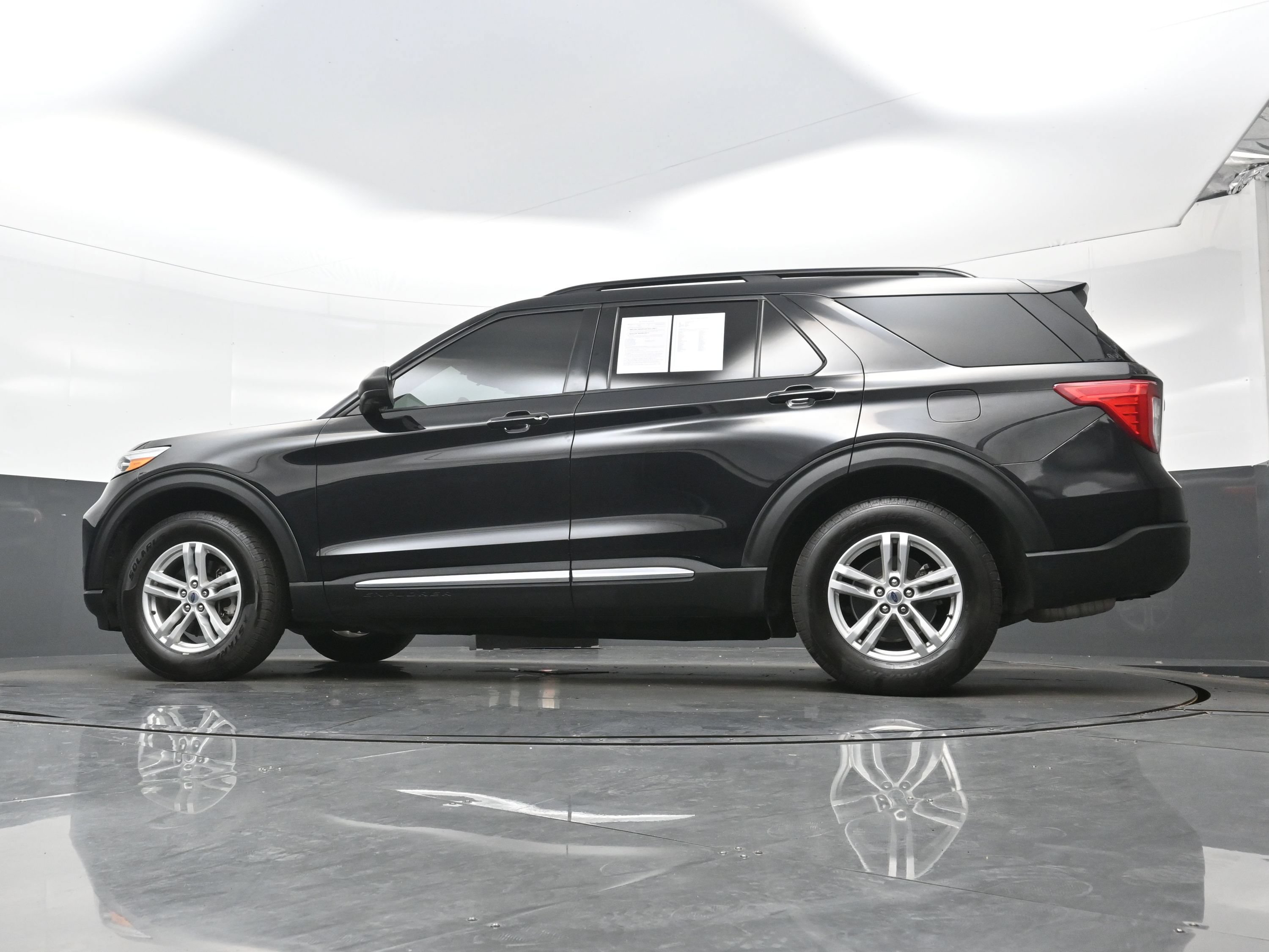 Used 2021 Ford Explorer XLT w/ Class III Trailer Tow Package AWD/4WD image 30
