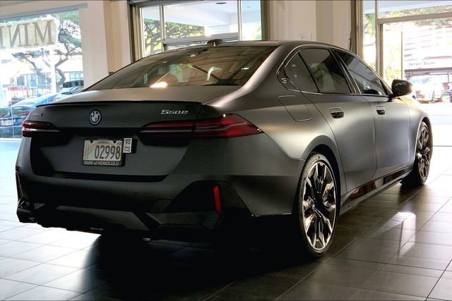 Used 2025 BMW 550e xDrive w/ Executive Package image 6