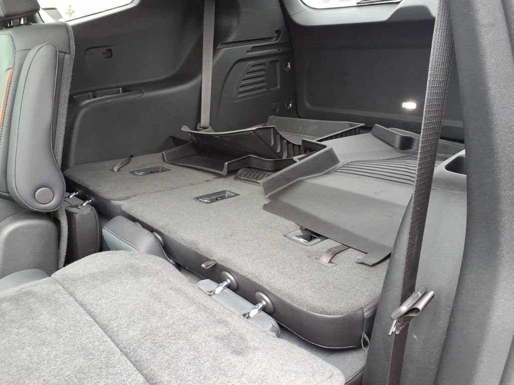 Used 2024 GMC Acadia AT4 w/ Luxury Package AWD/4WD image 9