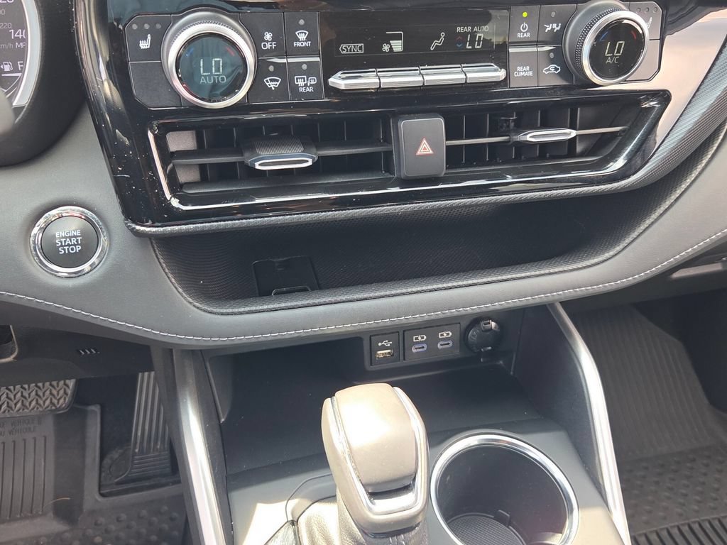 Used 2022 Toyota Highlander XSE FWD image 21