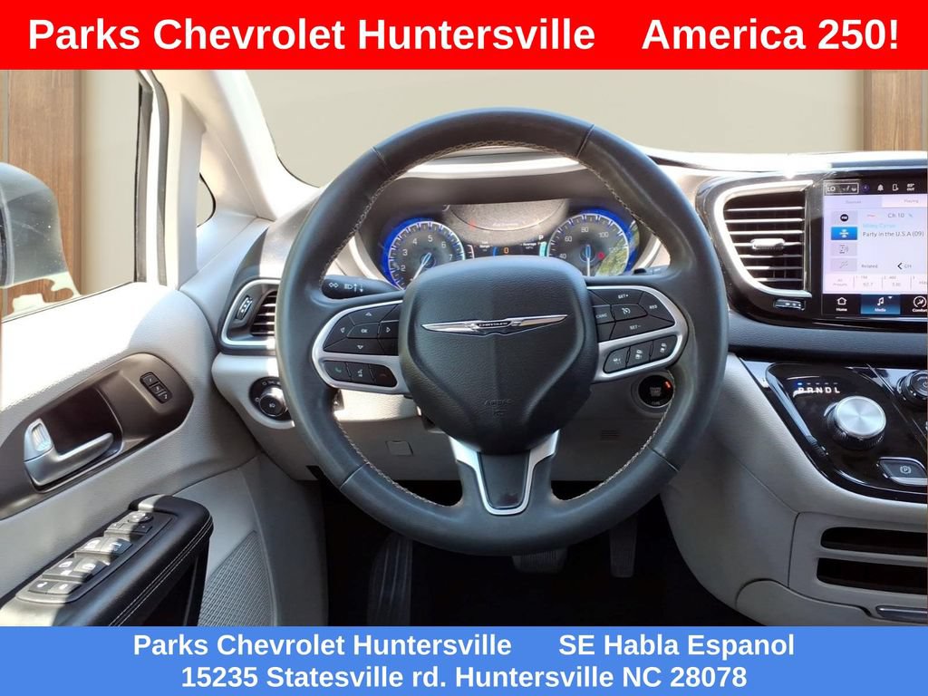 Used 2023 Chrysler Pacifica Touring-L FWD image 23