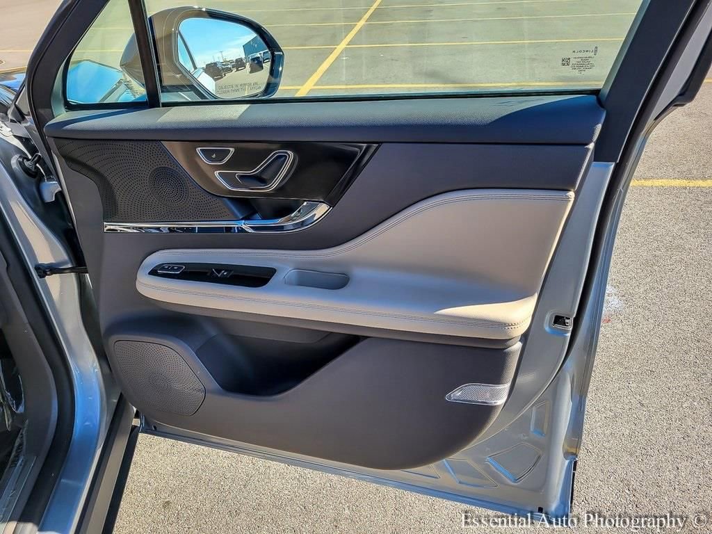 Used 2023 Lincoln Corsair AWD w/ Towing Package image 33