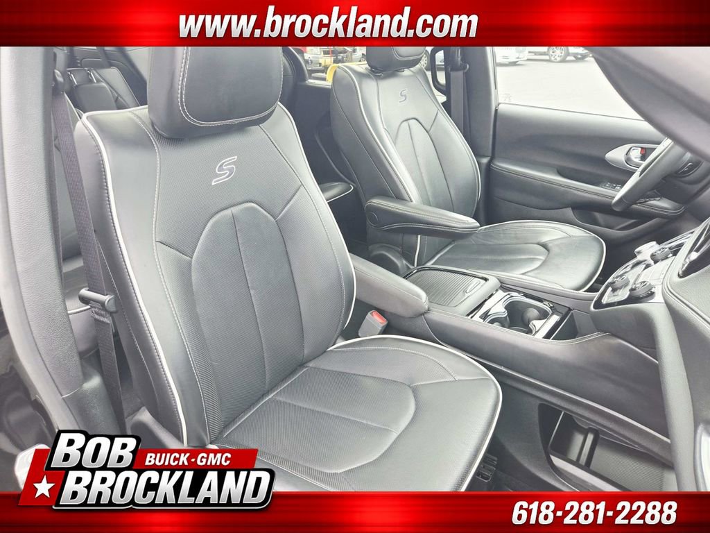 Used 2025 Chrysler Pacifica Limited image 18