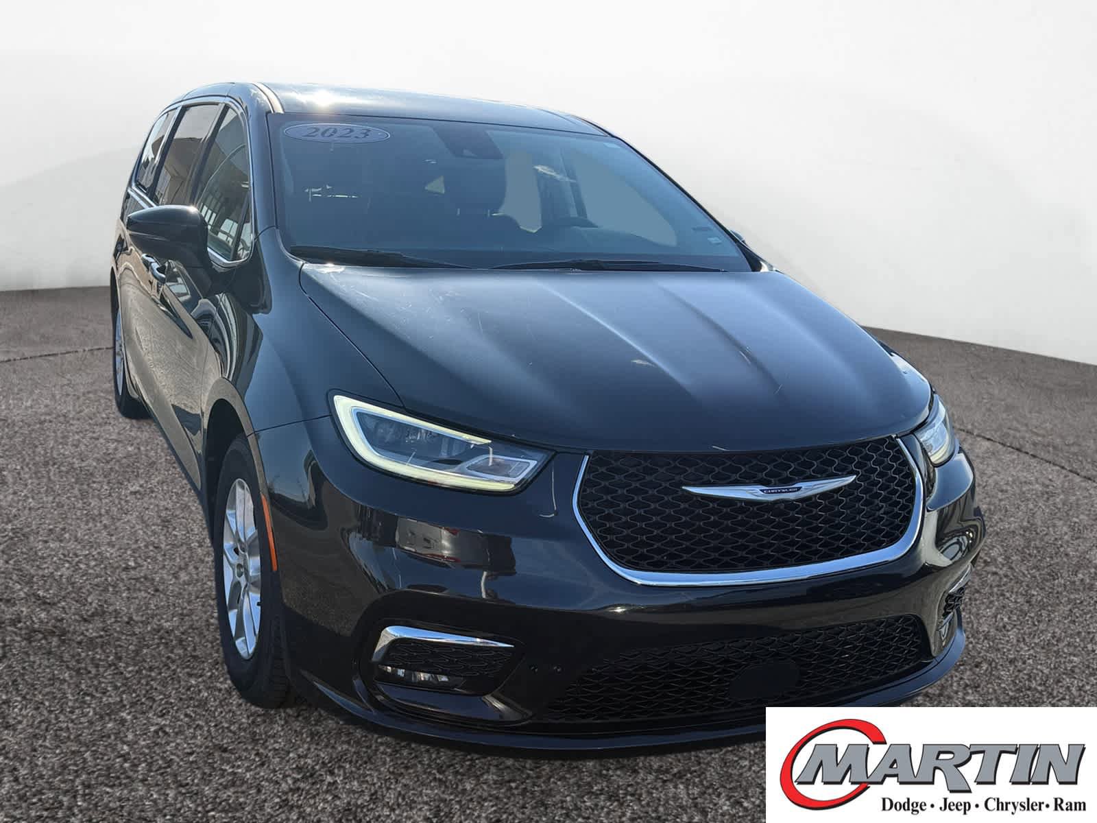 Used 2023 Chrysler Pacifica Touring-L FWD image 3