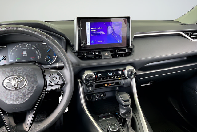 Used 2025 Toyota RAV4 LE AWD/4WD image 9