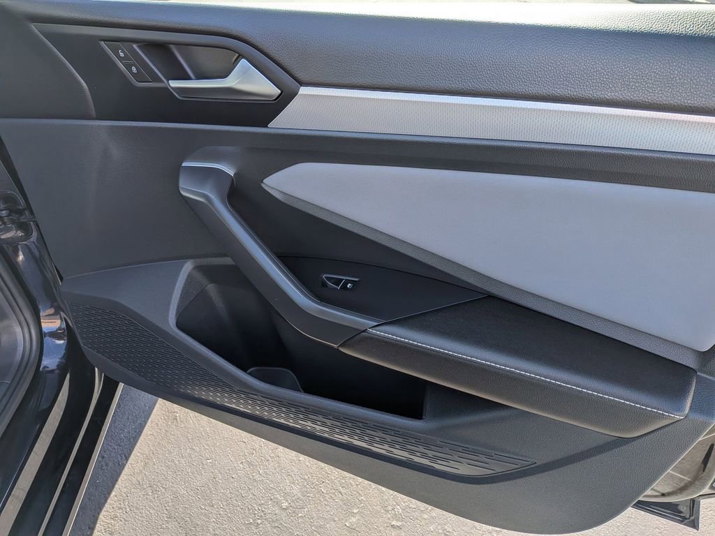 Used 2025 Volkswagen Jetta SE image 32