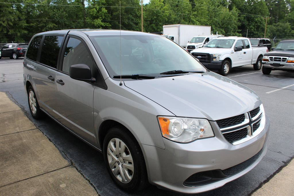Used 2020 Dodge Grand Caravan SE w/ UConnect Hands-Free Group image 2