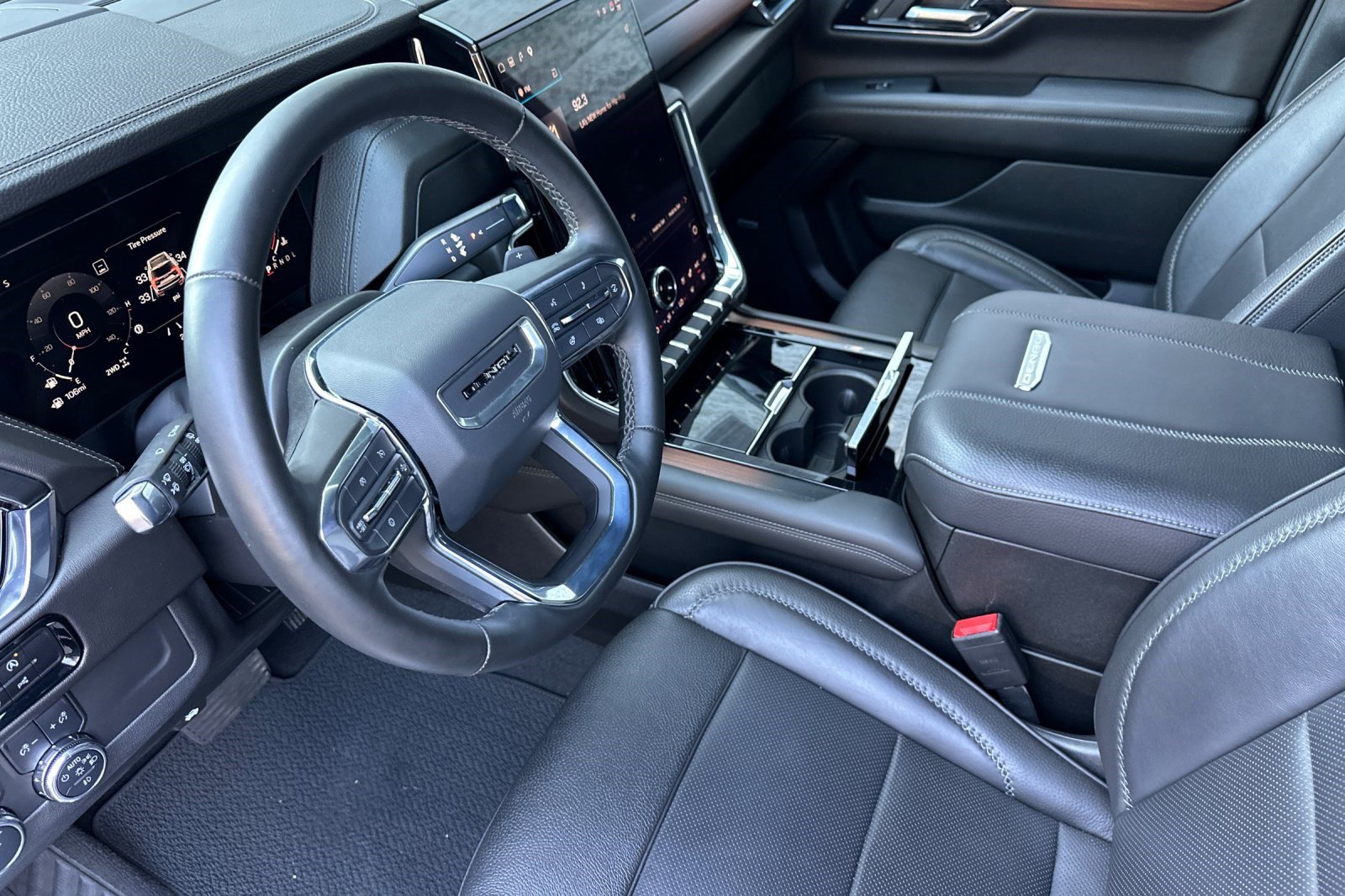 Used 2025 GMC Yukon Denali AWD/4WD image 4