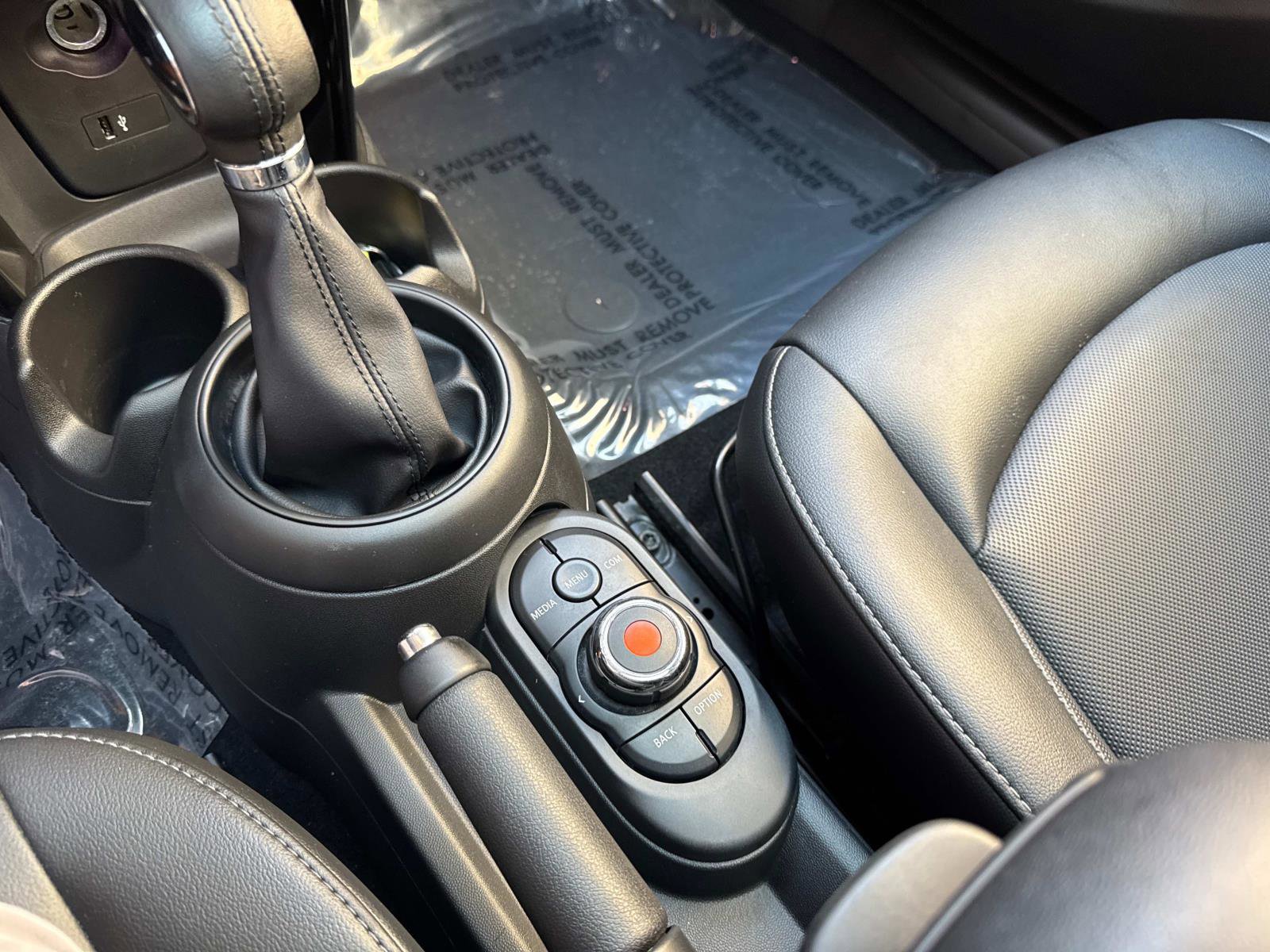 Used 2019 MINI Cooper 4-Door Hardtop w/ Signature Upholstery Package image 19