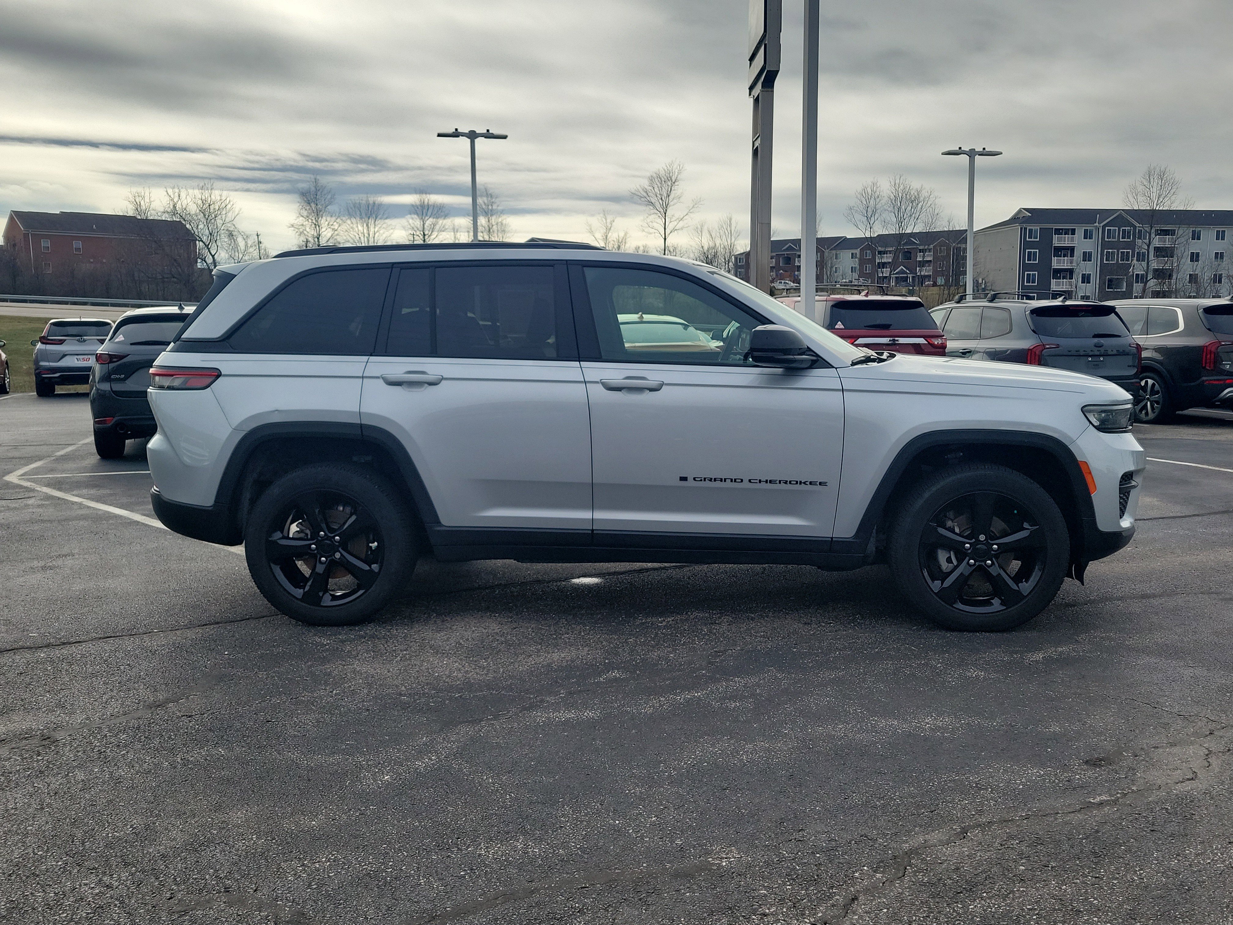 Used 2023 Jeep Grand Cherokee Altitude image 3