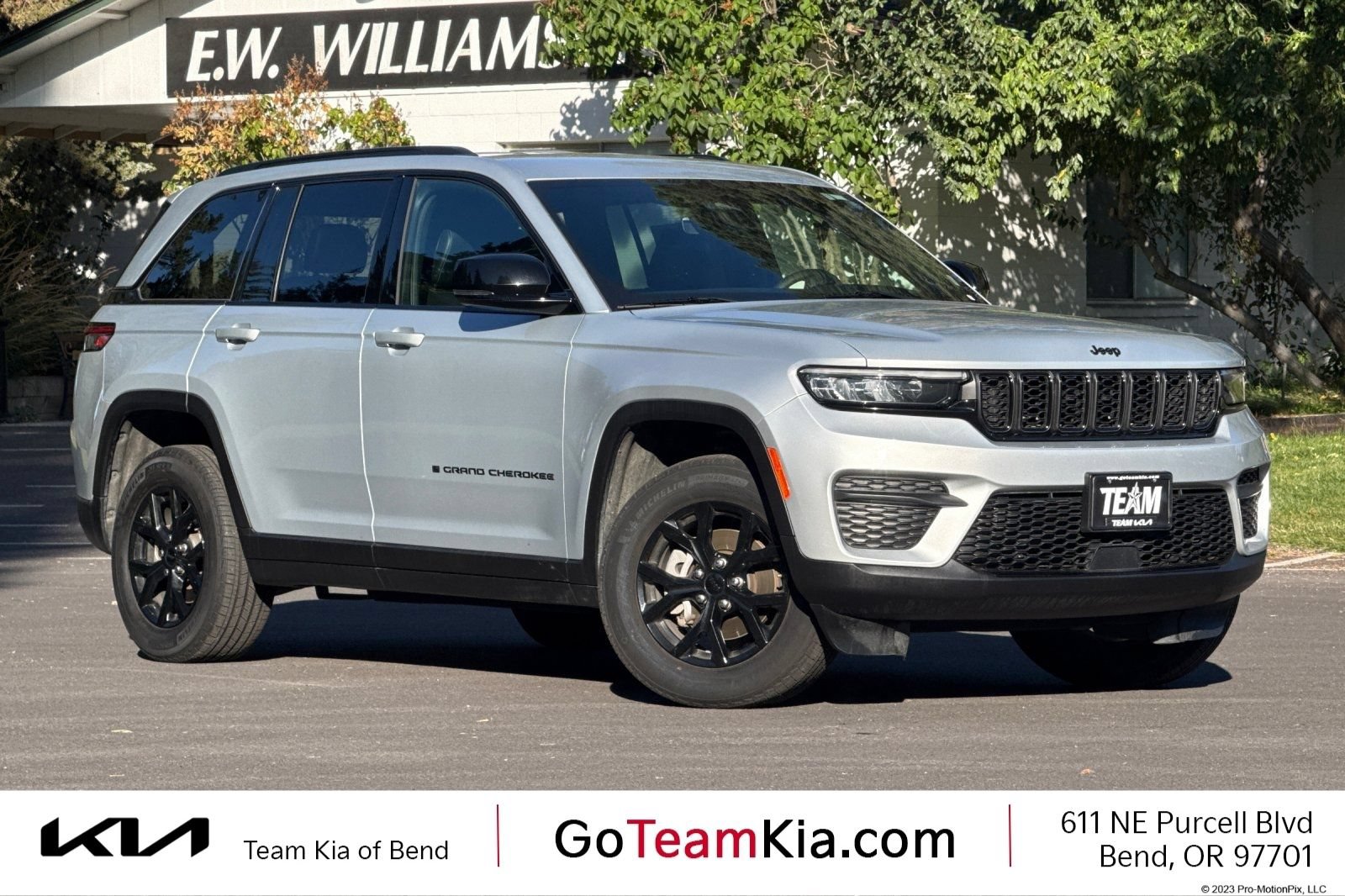 Used 2025 Jeep Grand Cherokee Altitude