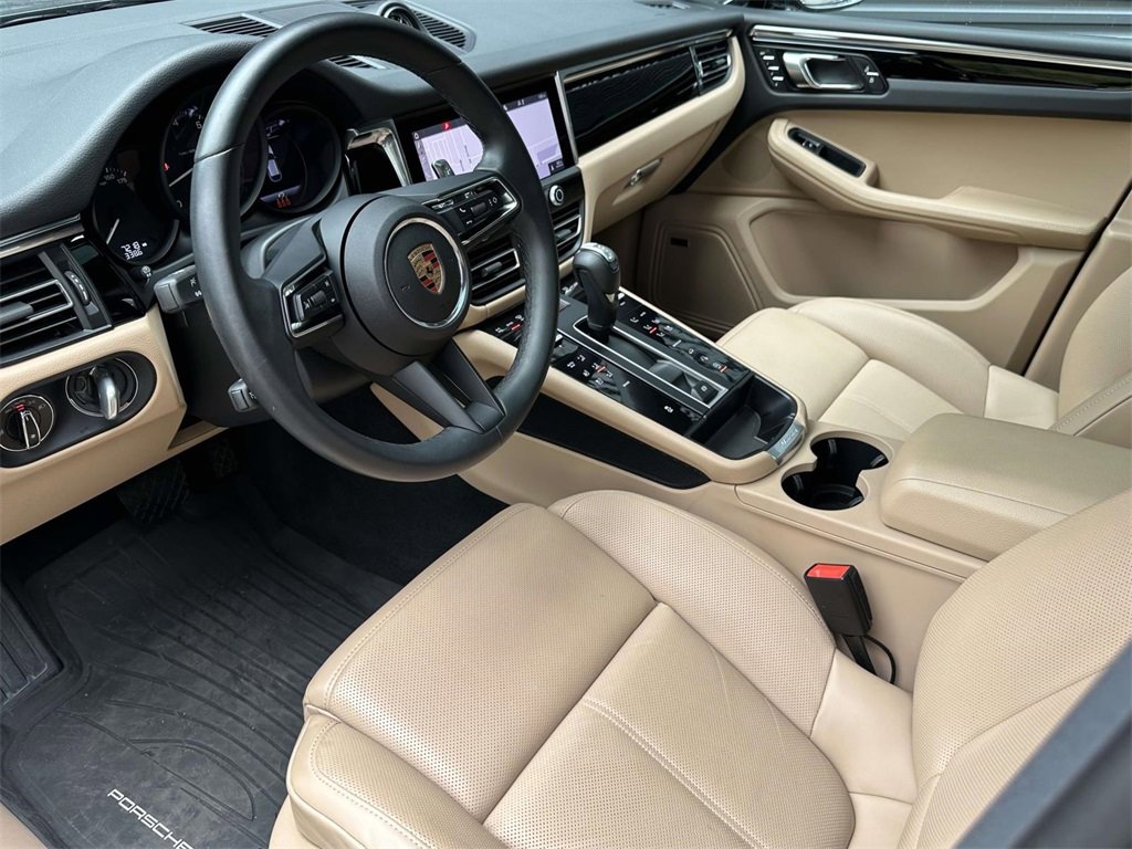 Certified 2025 Porsche Macan image 4