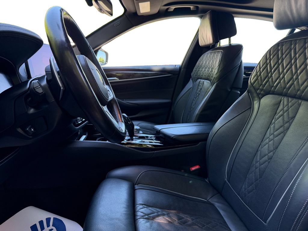Used 2022 BMW M550i xDrive AWD/4WD image 9