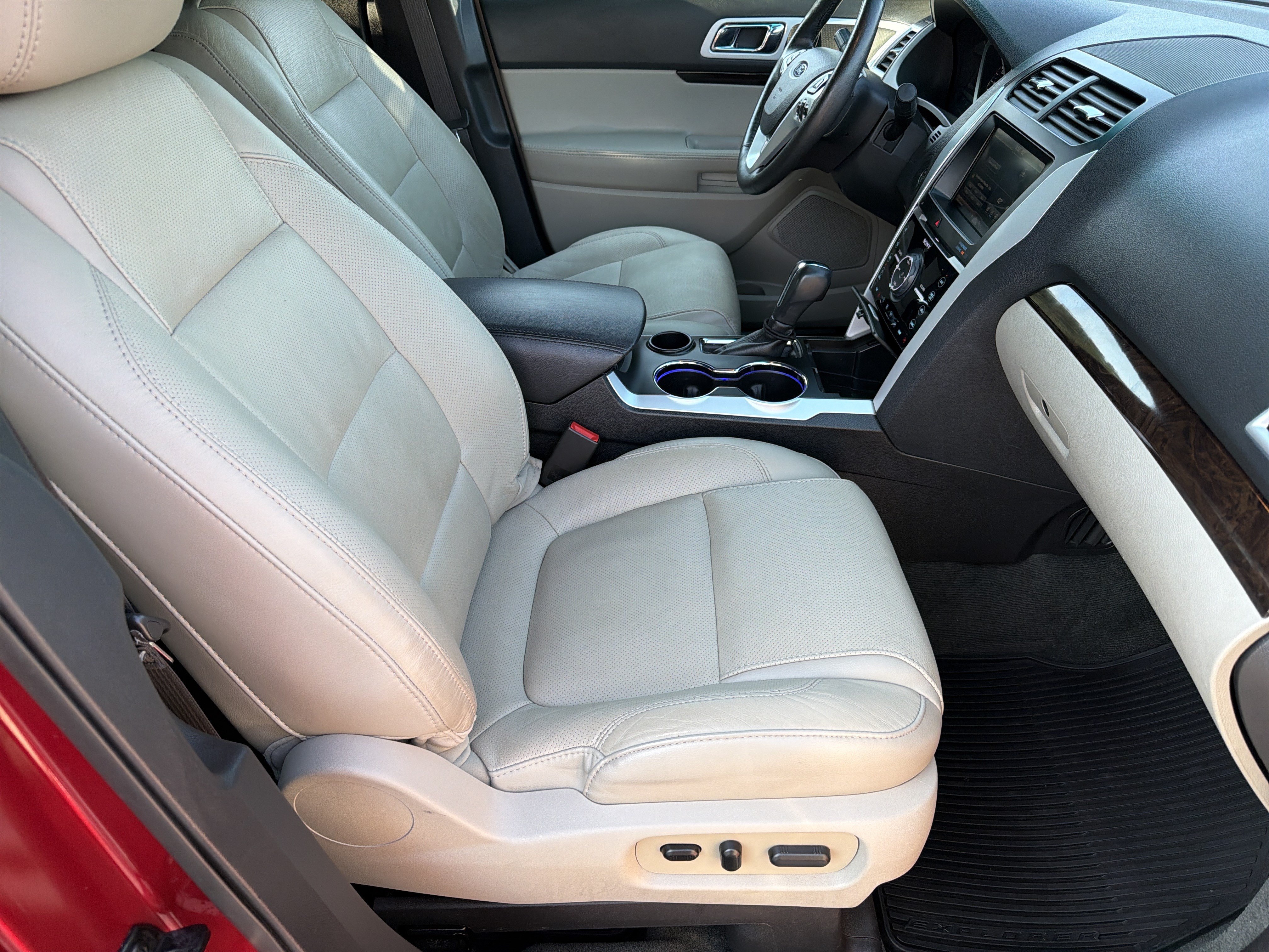 Used 2015 Ford Explorer Limited w/ Equipment Group 301A FWD image 11