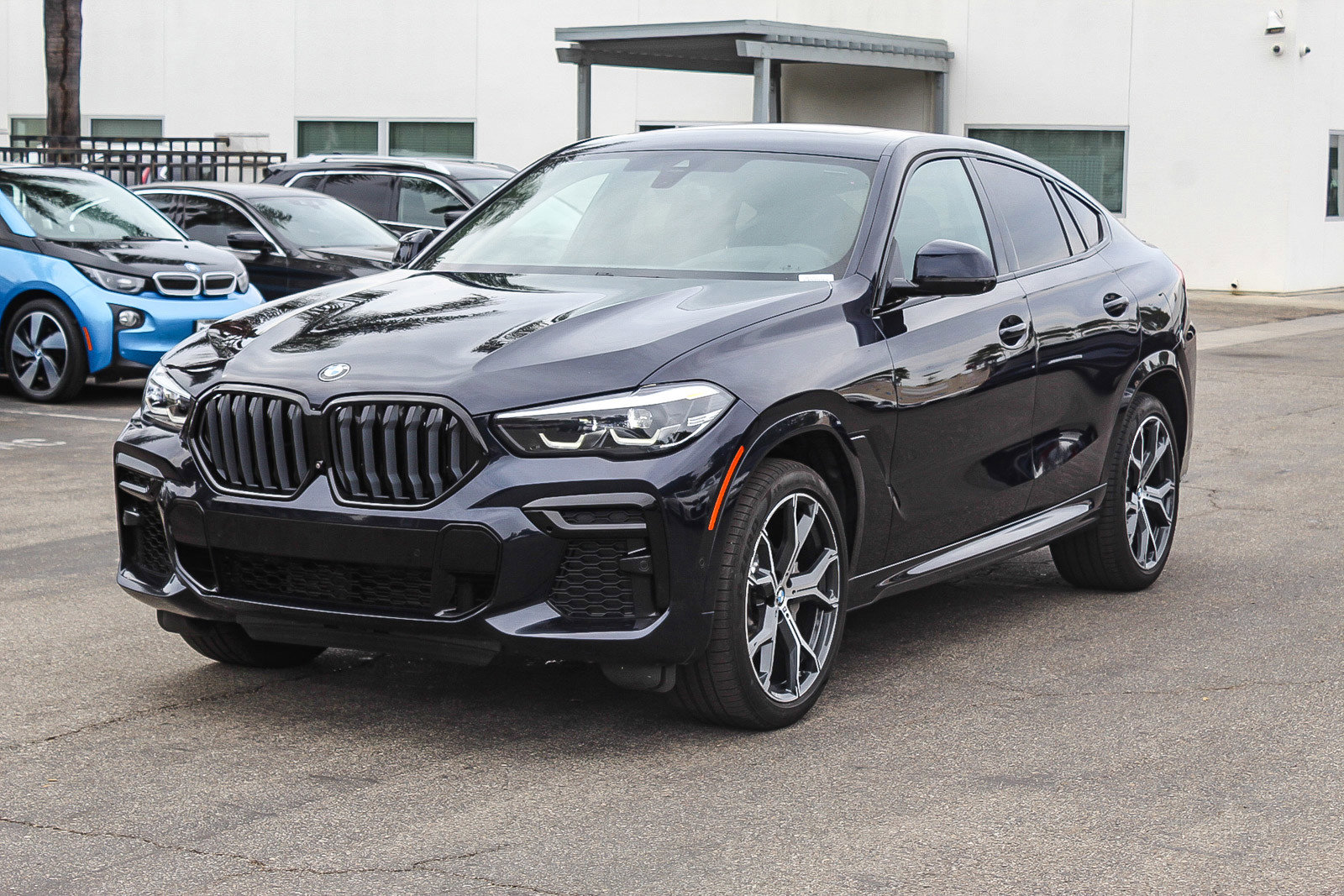 Used 2022 BMW X6 xDrive40i w/ M Sport Package image 3