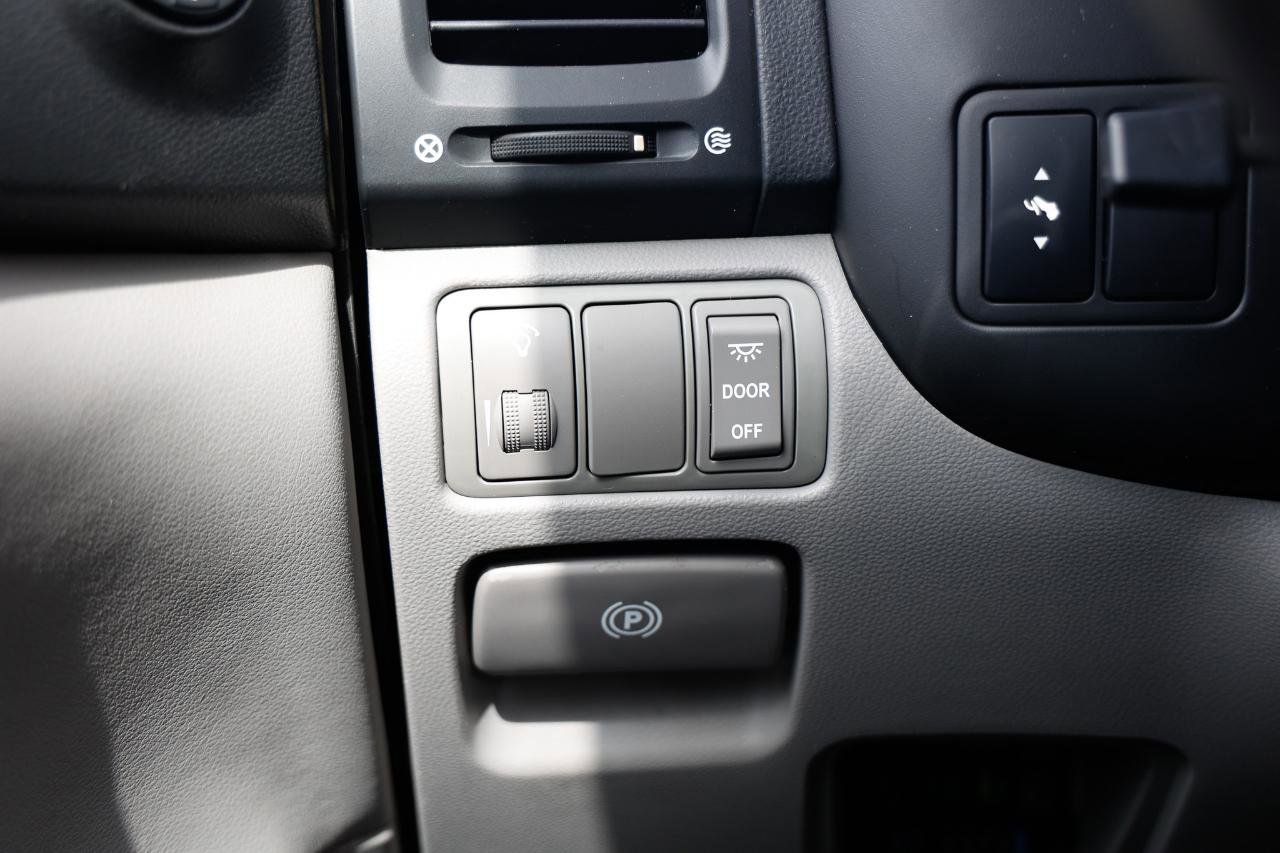 Used 2007 Hyundai Entourage Limited image 39