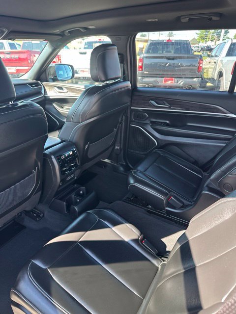 Used 2025 Jeep Grand Cherokee L Limited w/ Black Appearance Package AWD/4WD image 27