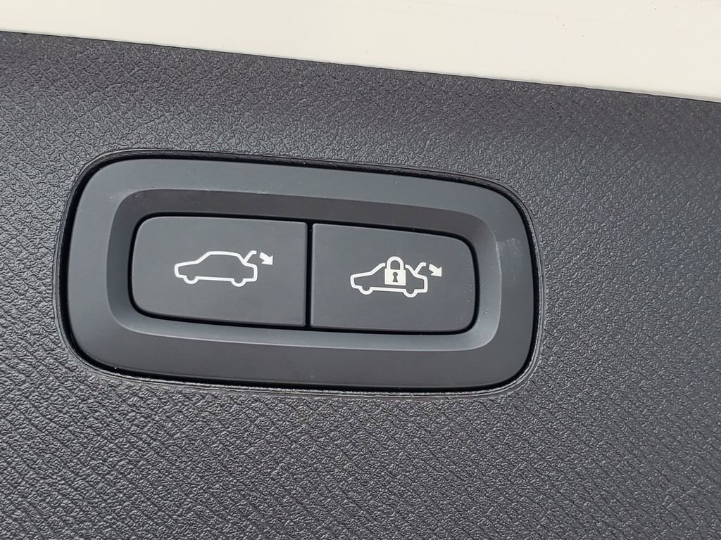 Used 2024 Volvo XC90 B6 Plus image 9