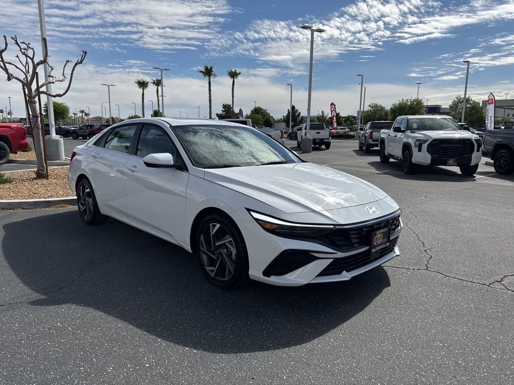 Used 2025 Hyundai Elantra SEL image 4