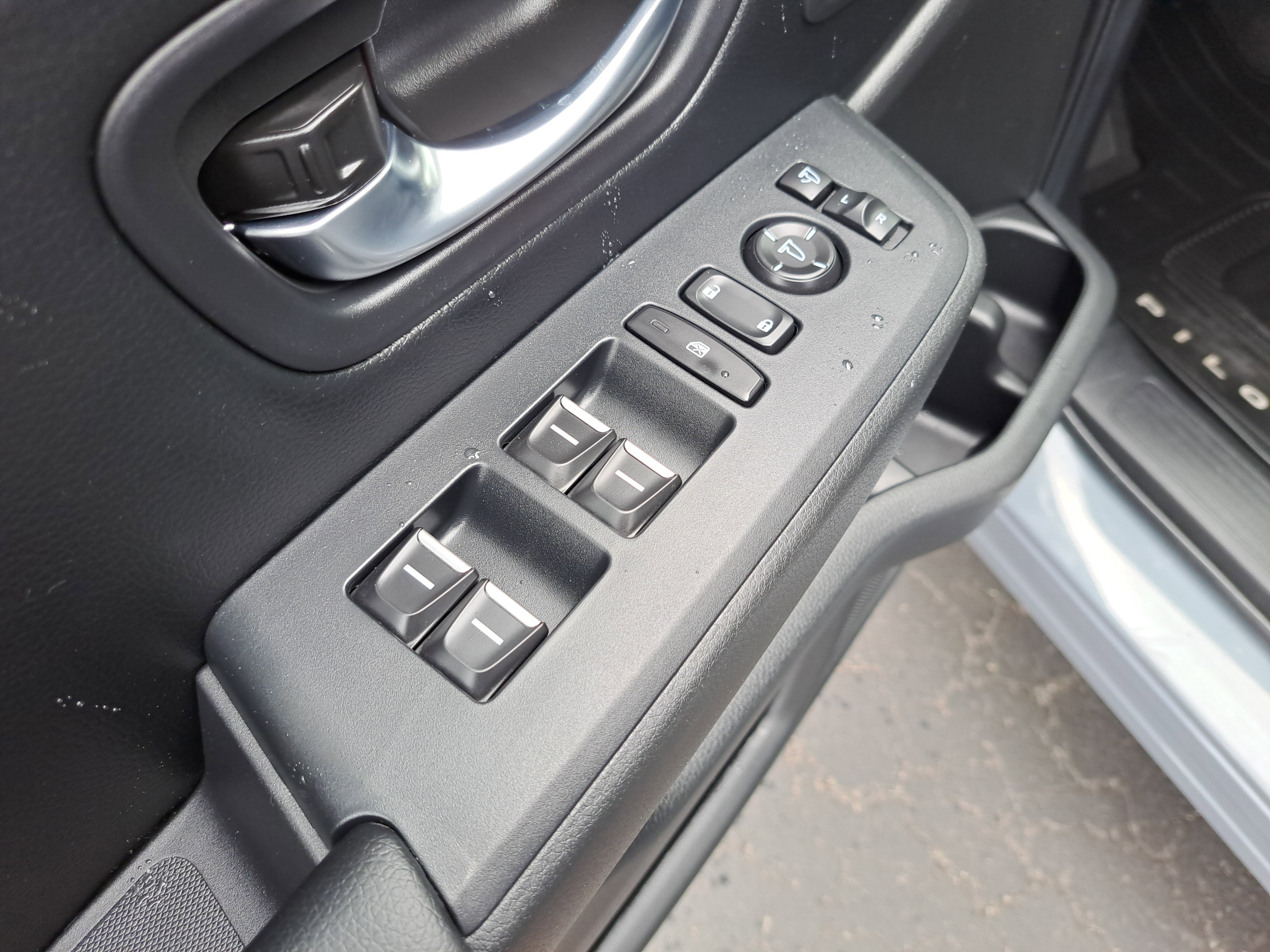 Used 2025 Honda Pilot Black Edition image 16