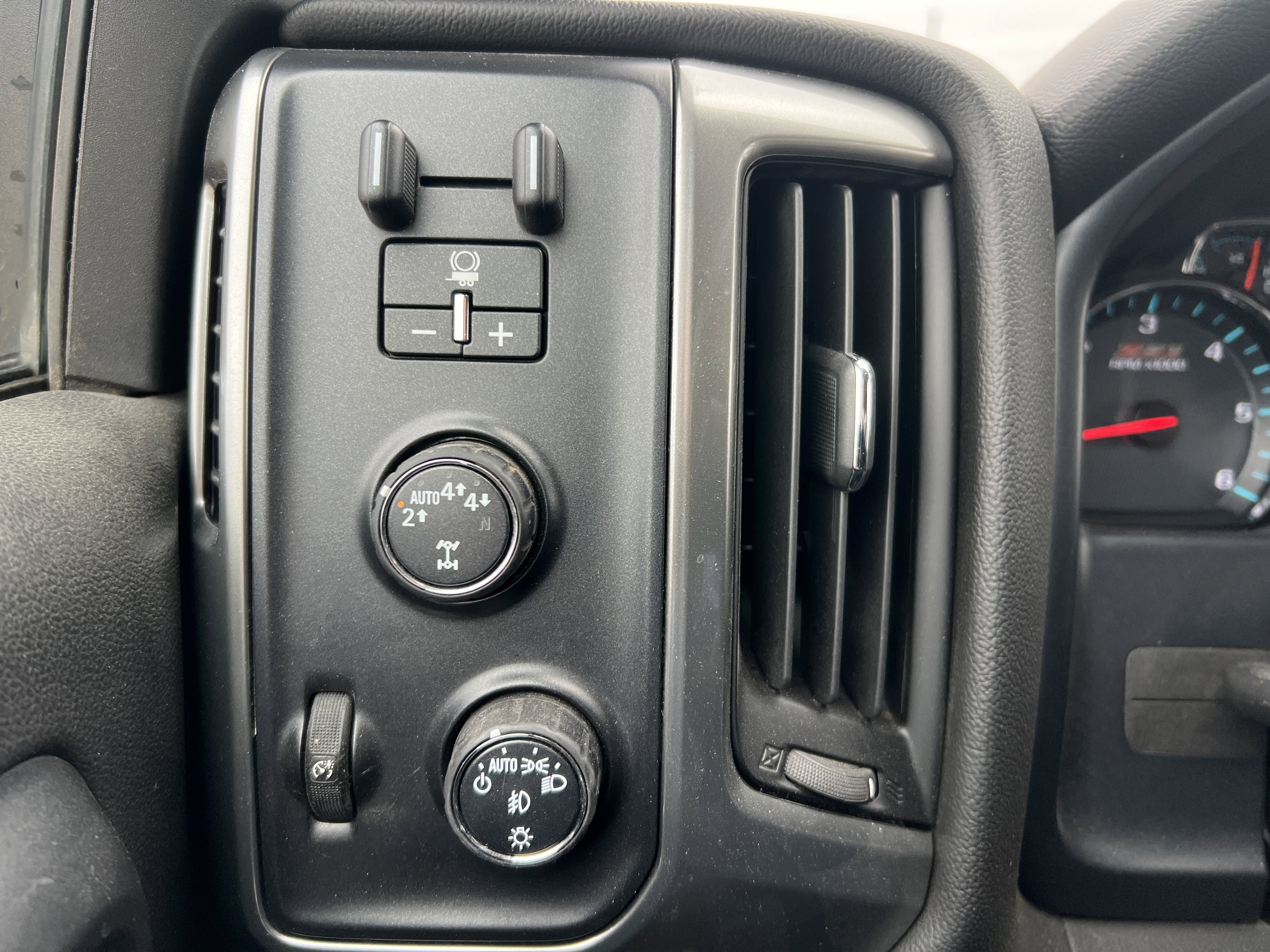 Used 2018 Chevrolet Silverado 1500 LT w/ All Star Edition image 29