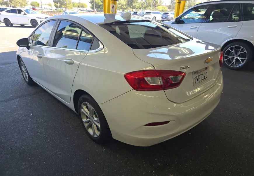Used 2017 Chevrolet Cruze LT image 4