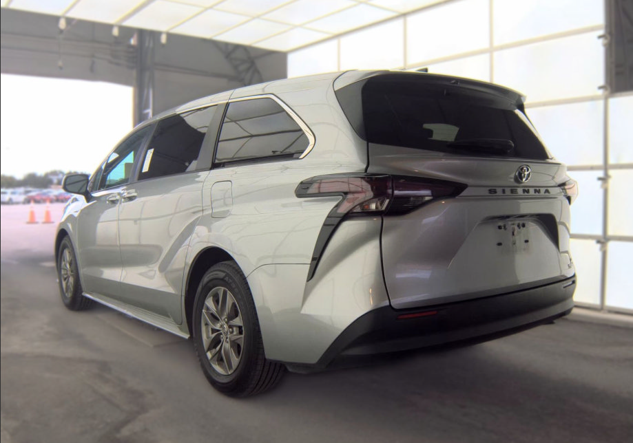 Used 2024 Toyota Sienna LE FWD image 7