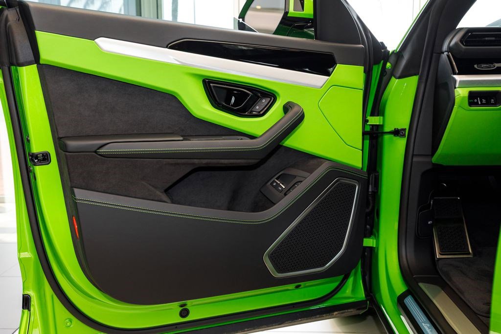 Used 2025 Lamborghini Urus SE image 50