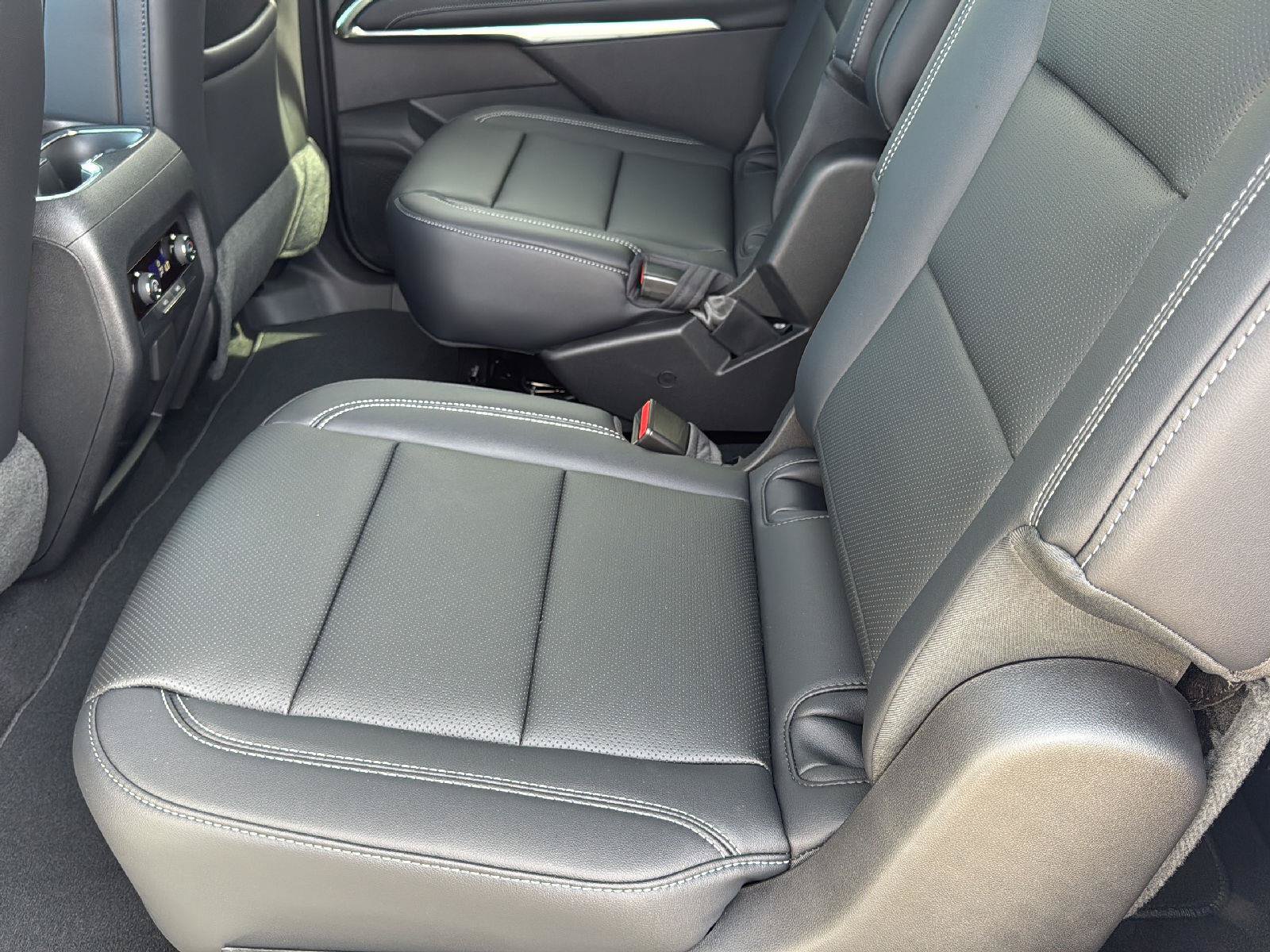 New 2026 Chevrolet Traverse LT w/ Sun and Wheel Package AWD/4WD image 23