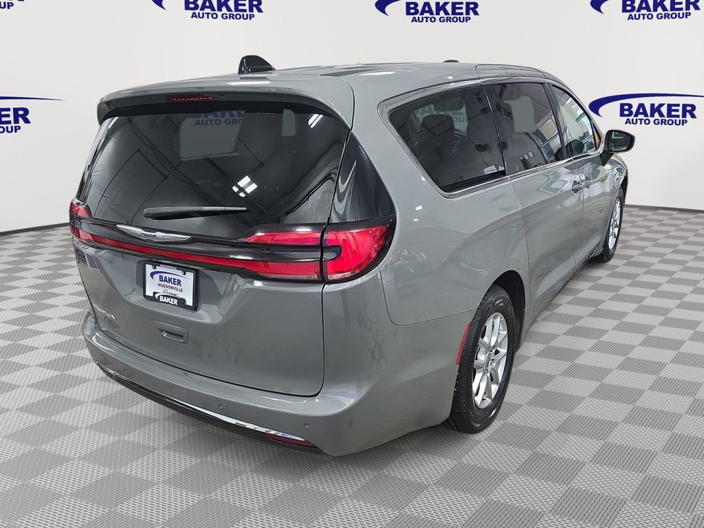 Used 2023 Chrysler Pacifica Touring-L FWD image 5