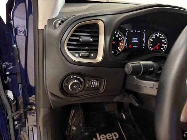 Used 2017 Jeep Renegade Latitude AWD/4WD image 14