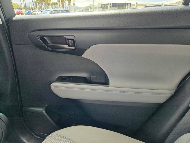 Used 2021 Toyota Highlander L FWD image 11