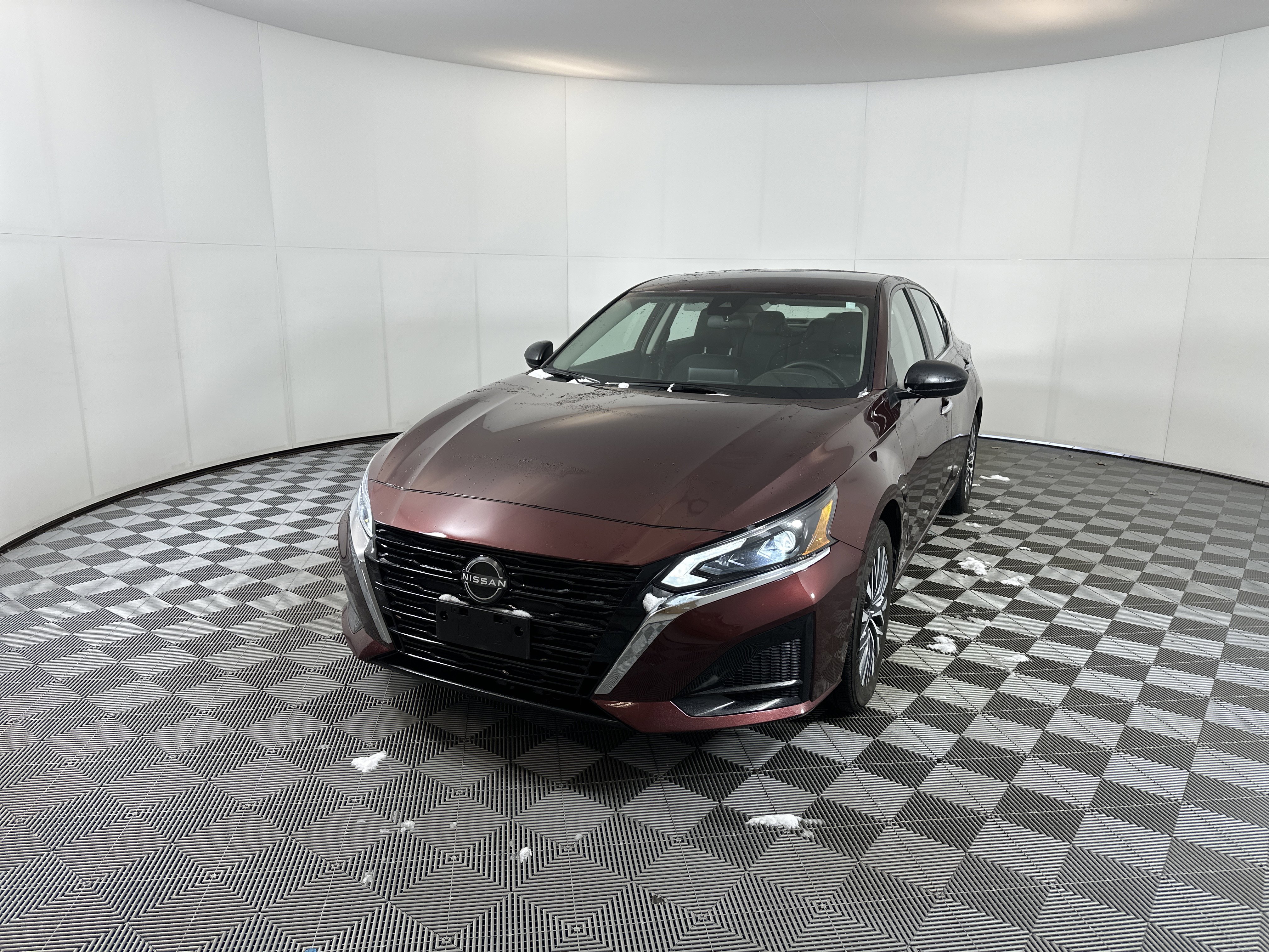 Used 2024 Nissan Altima 2.5 SV image 2