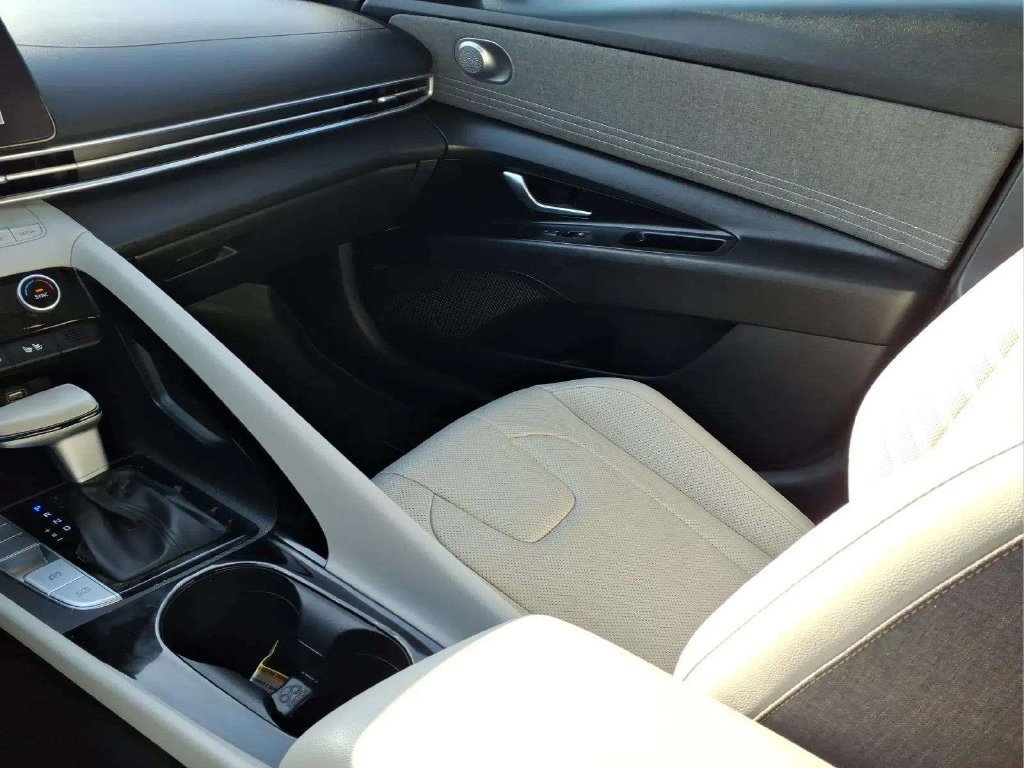 Used 2023 Hyundai Elantra Limited FWD image 13