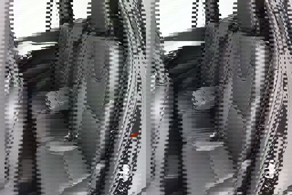 Used 2016 Volvo XC90 T8 Momentum w/ Vision Package AWD/4WD image 12