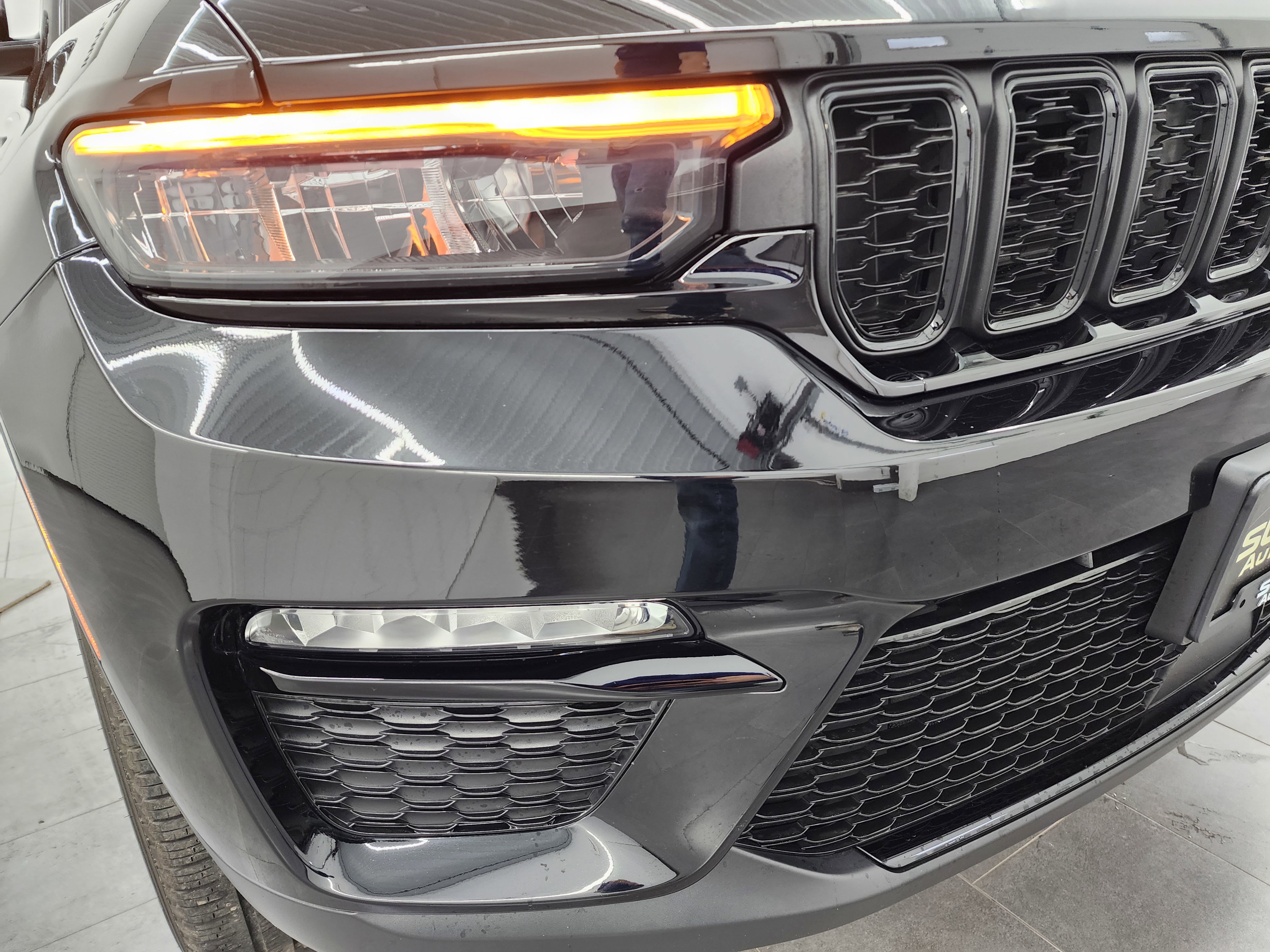 Used 2023 Jeep Grand Cherokee Limited w/ Black Appearance Package image 24