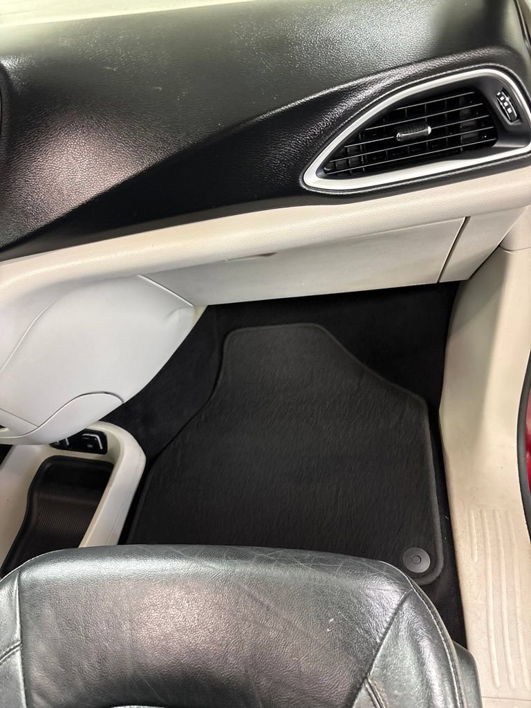 Used 2019 Chrysler Pacifica Touring-L FWD image 28