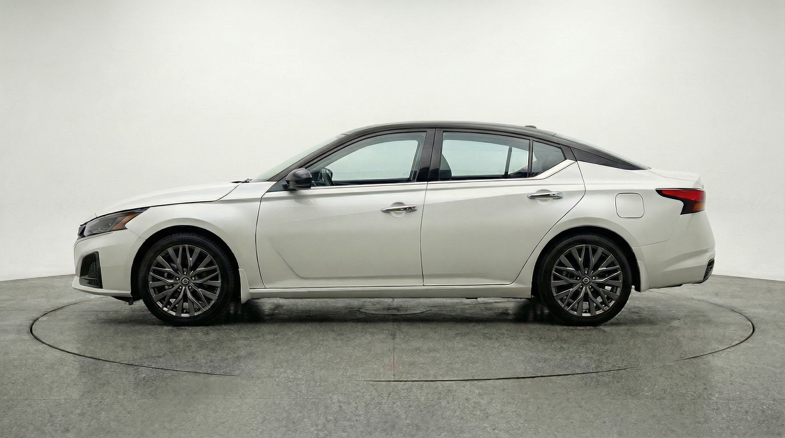 Used 2025 Nissan Altima 2.5 SV image 5