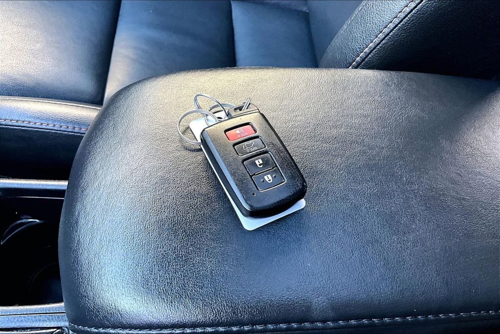 Used 2018 Toyota RAV4 SE w/ Advanced Technology Package image 35