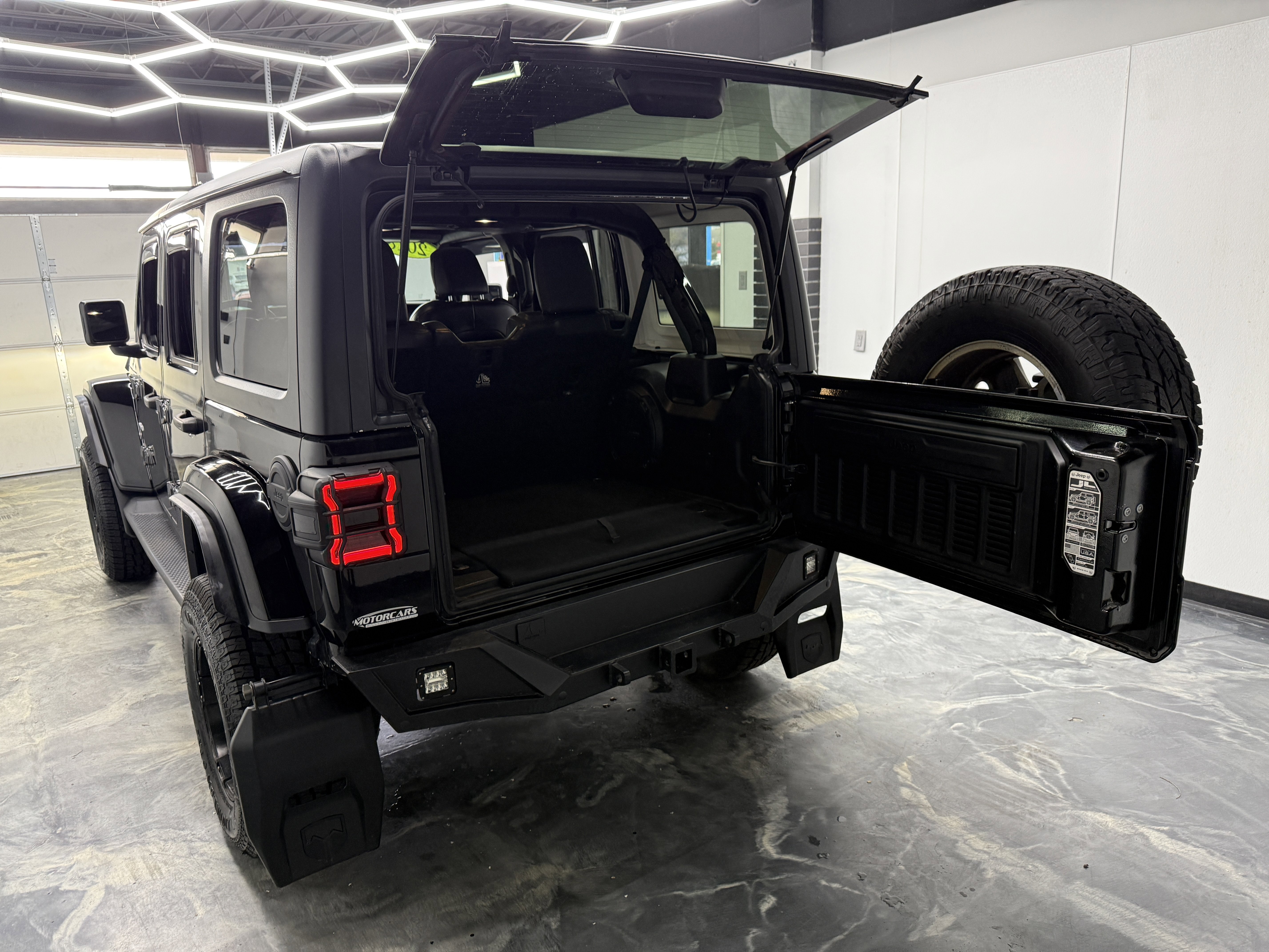 Used 2018 Jeep Wrangler Unlimited Sahara w/ Uconnect 4C Nav & Sound Group AWD/4WD image 26